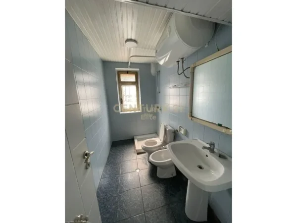 Tirane, jepet me qera ambjent biznesi Kati 1, 96 m² 1.000 € 