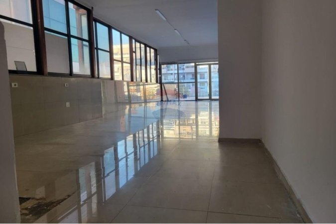Tirane, jepet me qera dyqan , 71 m² 550 € (Rruga Frang Bardhi)
