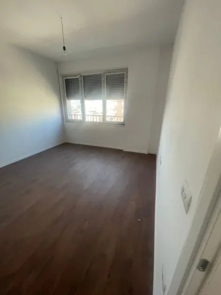 SUPER MUNDËSI! Jepet me Qira Ambient Biznesi 2+1 në zonë të kërkuar Pranë Brrylit e Pazari i Ri,  850 €uro