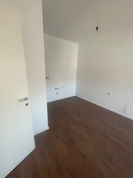 SUPER MUNDËSI! Jepet me Qira Ambient Biznesi 2+1 në zonë të kërkuar Pranë Brrylit e Pazari i Ri,  850 €uro