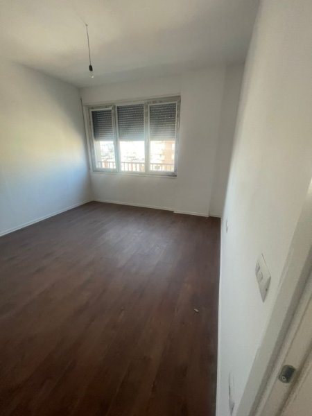 SUPER MUNDËSI! Jepet me Qira Ambient Biznesi 2+1 në zonë të kërkuar Pranë Brrylit e Pazari i Ri,  850 €uro