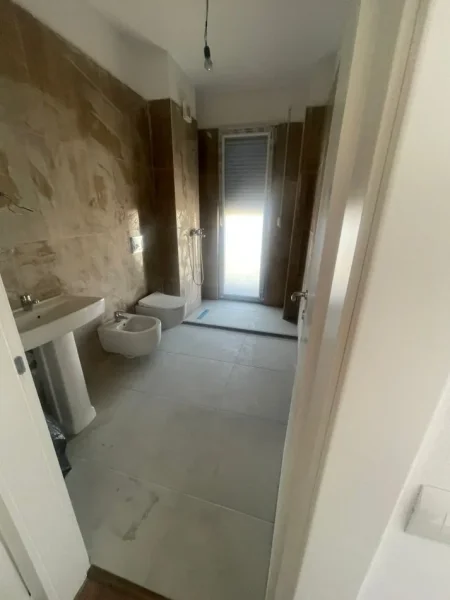 SUPER MUNDËSI! Jepet me Qira Ambient Biznesi 2+1 në zonë të kërkuar Pranë Brrylit e Pazari i Ri,  850 €uro