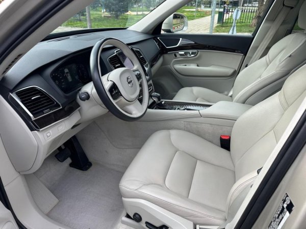 Tirane, shes SUV VOLVO XC90 AWD 5DRT6MOMENTUM 2.0 BENZIN FULL OPTION Benzin, e argjendtë automatik Klima