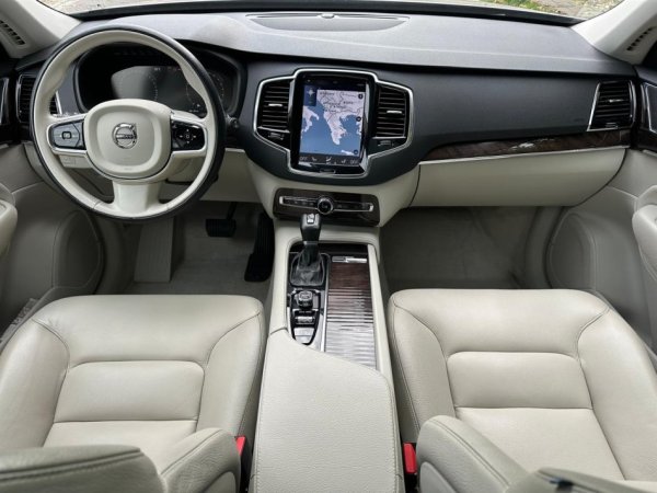 Tirane, shes SUV VOLVO XC90 AWD 5DRT6MOMENTUM 2.0 BENZIN FULL OPTION Benzin, e argjendtë automatik Klima