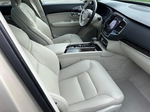 Tirane, shes SUV VOLVO XC90 AWD 5DRT6MOMENTUM 2.0 BENZIN FULL OPTION Benzin, e argjendtë automatik Klima