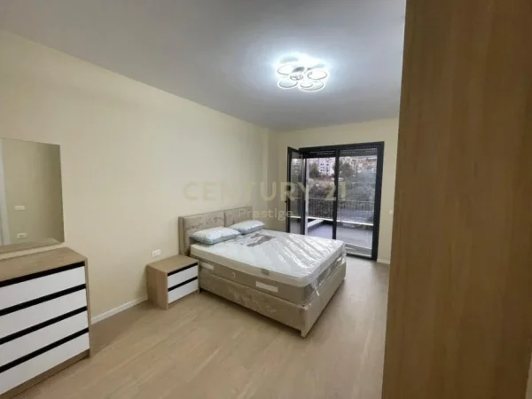 Tirane, jepet me qera apartament 2+1+Aneks+Ballkon Kati 2, 117 m² 1.300 € (Liqeni thate)