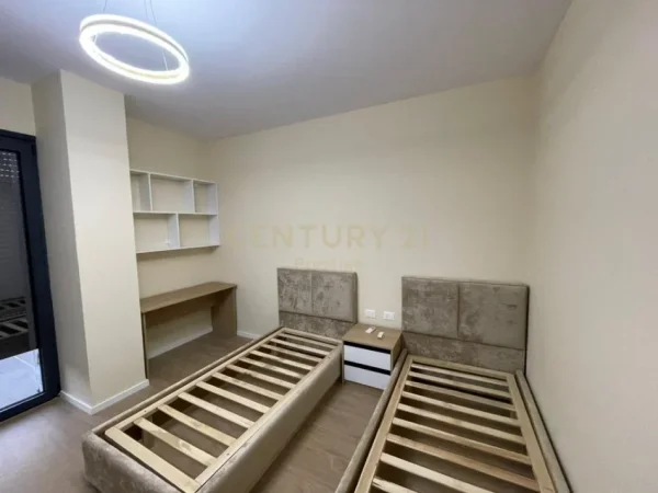 Tirane, jepet me qera apartament 2+1+Aneks+Ballkon Kati 2, 117 m² 1.300 € (Liqeni thate)