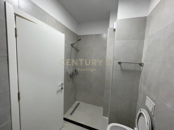 Tirane, jepet me qera apartament 2+1+Aneks+Ballkon Kati 2, 117 m² 1.300 € (Liqeni thate)