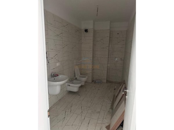 Tirane, jepet me qera apartament 2+1+Aneks+Ballkon Kati 4, 94 m² 600 € (JORDAN MISJA)
