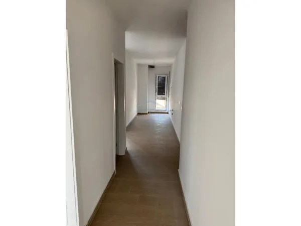 Tirane, jepet me qera apartament 2+1+Aneks+Ballkon Kati 4, 94 m² 600 € (JORDAN MISJA)