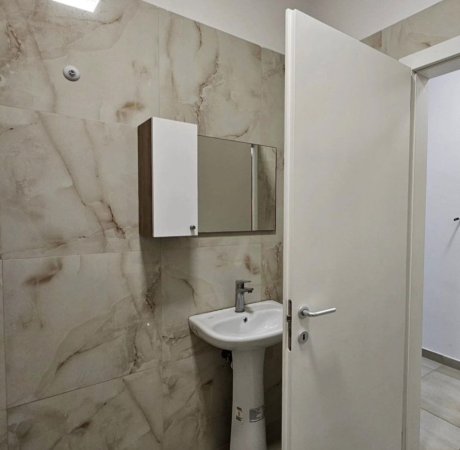 Tirane, jepet me qera apartament 1+1+Ballkon Kati 2, 63 m² 500 € (prane Kopshtit Botanik)