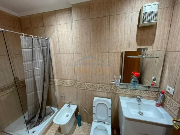 Qera, Apartament 2+1+2, Rruga Reshit Petrela, Tirane. 800 €