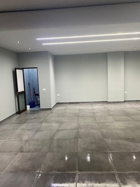 Tirane, jepet me qera ambjent biznesi Kati 2, 100 m² 800 € (Porcelan)