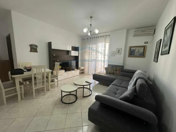 Tirane, jepet me qera apartament 2+1+Ballkon Kati 5, 92 m² 550 € (Unaza e re)