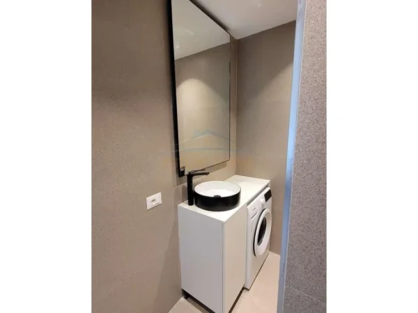 Tirane, jepet me qera apartament 1+1+Ballkon Kati 8, 69 m² 600 € (Unaza e re)