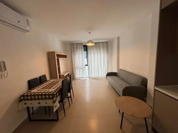 Tirane, jepet me qera apartament 1+1 Kati 2, 56 m² 600 € (Liqeni i Thate)