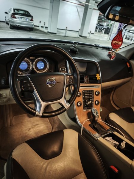 Tirane, shes makine Volvo XC60 2013 2.0 Nafte Nafte, e bardhë automatik Klima 190.000 km 11.500 €