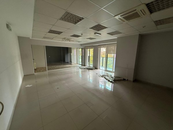 Tirane, jepet me qera zyre Kati 1, 289 m² 4.900 € (Ambasador 3)