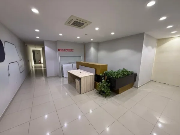Tirane, jepet me qera zyre Kati 1, 289 m² 4.900 € (Ambasador 3)