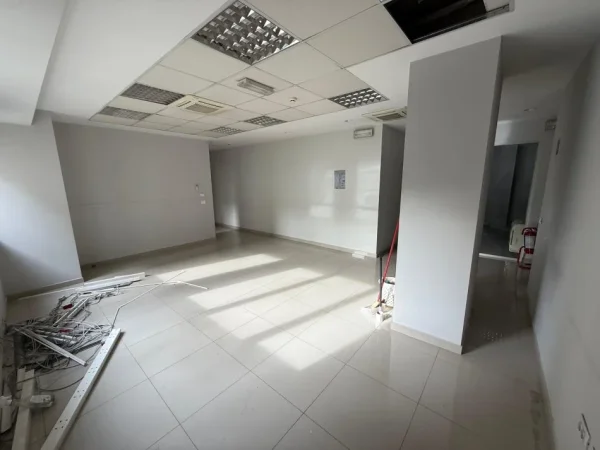 Tirane, jepet me qera zyre Kati 1, 289 m² 4.900 € (Ambasador 3)