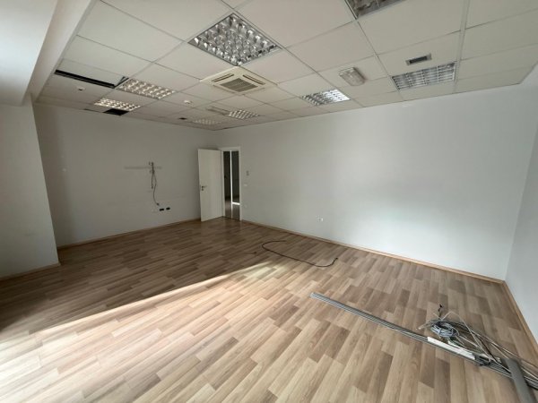 Tirane, jepet me qera zyre Kati 1, 289 m² 4.900 € (Ambasador 3)
