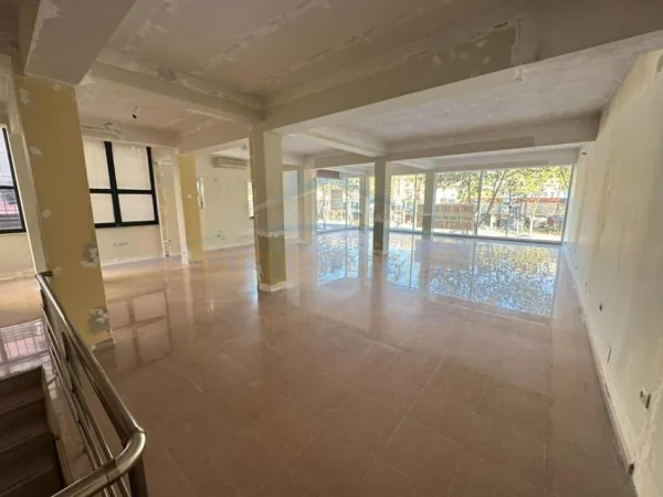 Tirane, jepet me qera ambjent biznesi Kati 0, 240 m² 2.700 € (Rruga Dritan Hoxha)