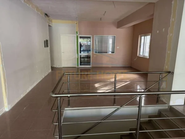 Tirane, jepet me qera ambjent biznesi Kati 0, 240 m² 2.700 € (Rruga Dritan Hoxha)