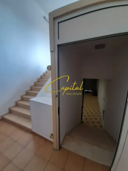 Tirane, jepet me qera magazine Kati 1, 800 m² 4.700 € (ISH STACIONI TRENIT)