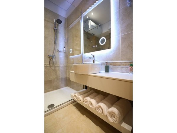 Tirane, jepet me qera apartament 1+1+Ballkon Kati 2, 75 m² 700 € (Rruga Sami Frasheri, Bllok)