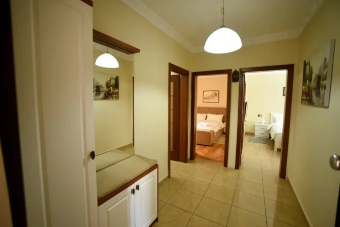 Tirane, jepet me qera apartament 2+1 Kati 1,Çmimi 600 Euro, (tek Mine Peza- Tiranë)