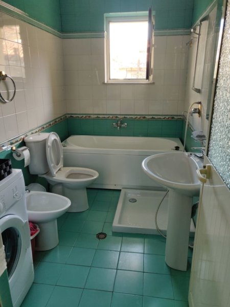 Tirane, jepet me qera apartament 2+1 Kati 1,Çmimi 650 € (tek Mine Peza- Tiranë)