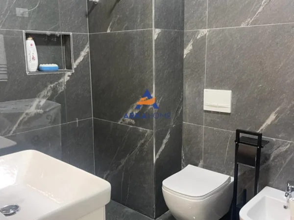 Tirane, jepet me qera apartament 1+1+Ballkon Kati 3, 75 m² 883 € 