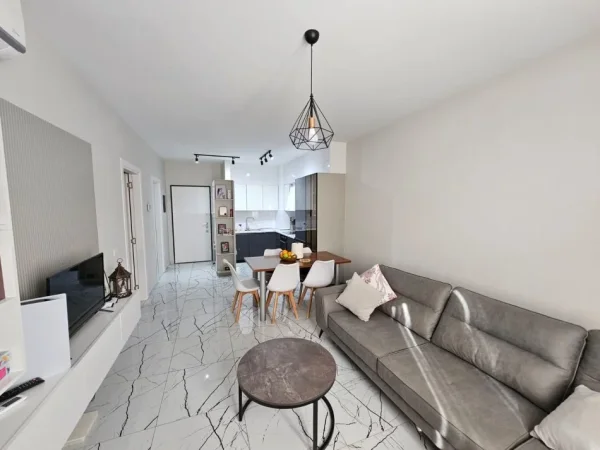 Tirane, jap me qera apartament 1+1 Kati 6, 67 m² 500 € (Kompleksi Zirkon, Rruga Kongresi i Manastirit)