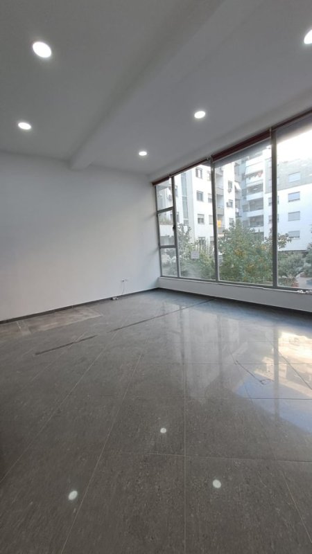 Tirane, jepet me qera Kati 1, 43 m² 400 € (ASTIR)