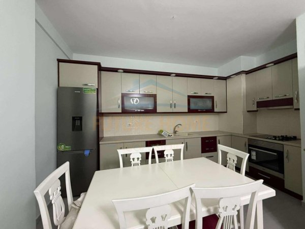 Tirane, jepet me qera apartament 2+1+Ballkon Kati 6, 94 m² 500 € (2 palmat)