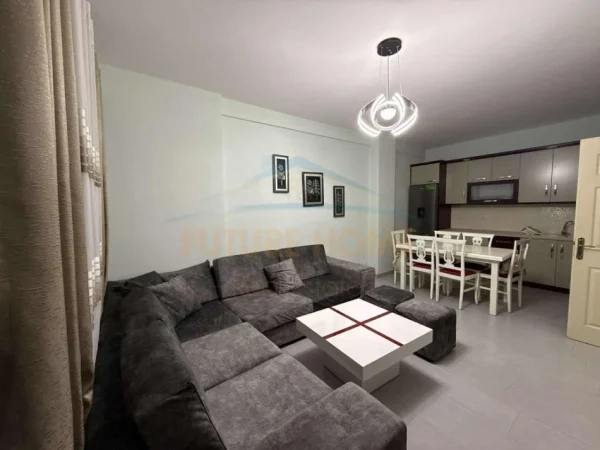 Tirane, jepet me qera apartament 2+1+Ballkon Kati 6, 94 m² 450 € (2 palmat)