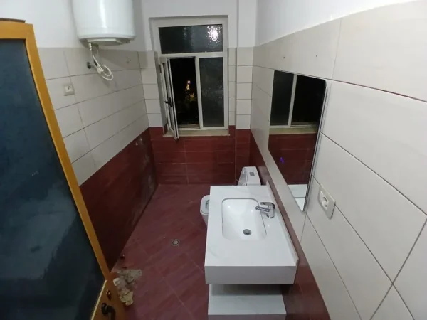 Tirane, jepet me qera ambjent biznesi Kati 3, 90 m² 550 € 