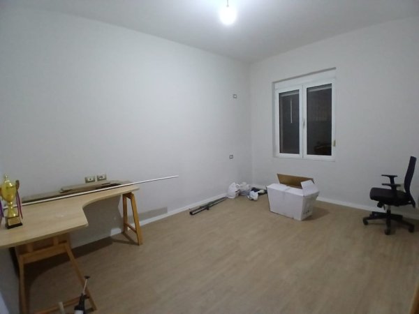 Tirane, jepet me qera ambjent biznesi Kati 3, 90 m² 550 € 