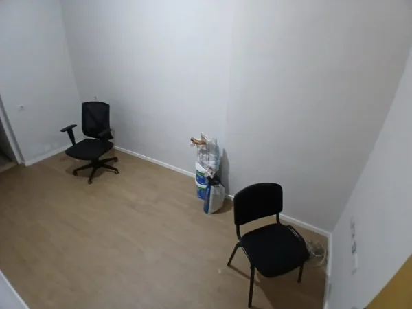 Tirane, jepet me qera ambjent biznesi Kati 3, 90 m² 550 € 