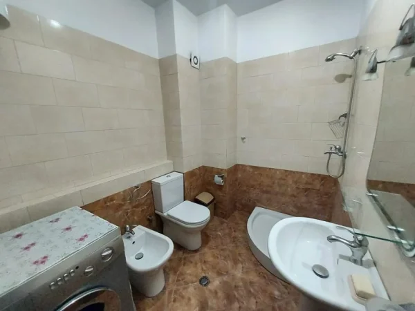 Tirane, jepet me qera apartament 1+1+Ballkon Kati 2, 65 m² 550 € (Prane Delijorgjit)