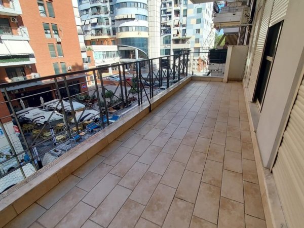 Tirane, jepet me qera apartament 1+1+Ballkon Kati 2, 65 m² 550 € (Prane Delijorgjit)