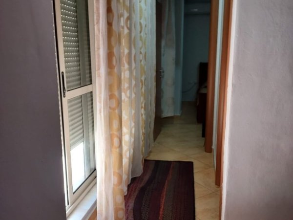 Tirane, jepet me qera apartament 1+1+Ballkon Kati 2, 65 m² 550 € (Prane Delijorgjit)