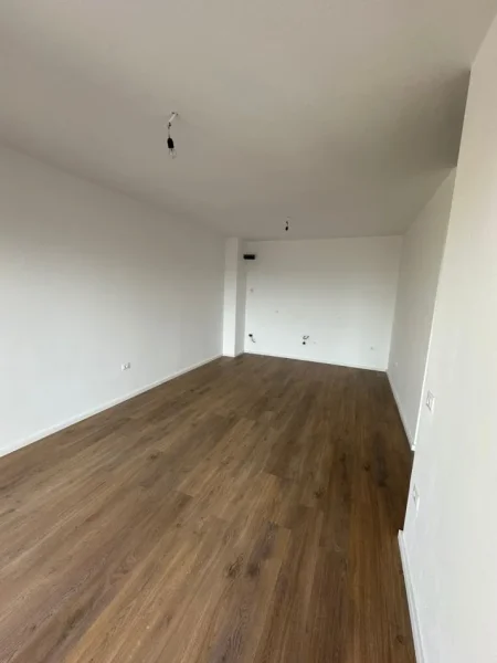 Tirane, jepet me qera zyre Kati 8, 75 m² 500 € 