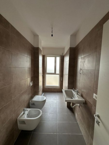 Tirane, jepet me qera zyre Kati 8, 75 m² 500 € 