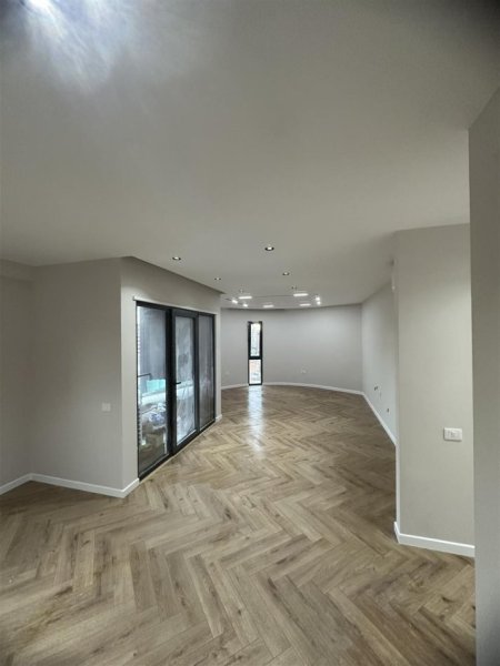 Tirane, jepet me qera ambjent biznesi Kati 3, 130 m² 1.100 € (ASTIR)