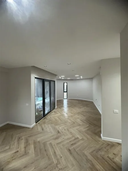 Tirane, jepet me qera ambjent biznesi Kati 3, 130 m² 1.100 € (ASTIR)