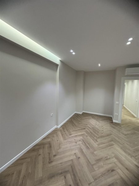 Tirane, jepet me qera ambjent biznesi Kati 3, 130 m² 1.100 € (ASTIR)