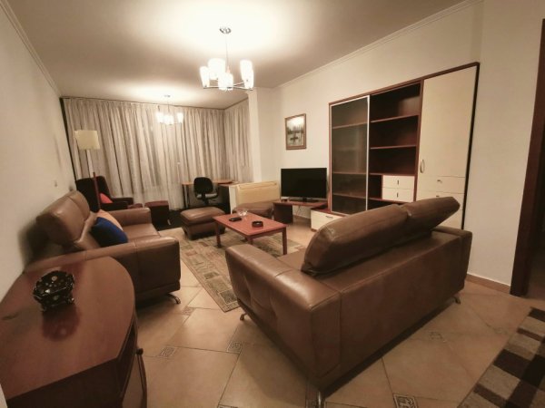 Tirane, jepet me qera apartament 2+1+Ballkon Kati 8, 100 m² 900 € (Rruga e Elbasanit)