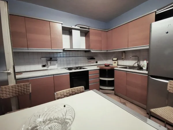 Tirane, jepet me qera apartament 2+1+Ballkon Kati 8, 100 m² 900 € (Rruga e Elbasanit)