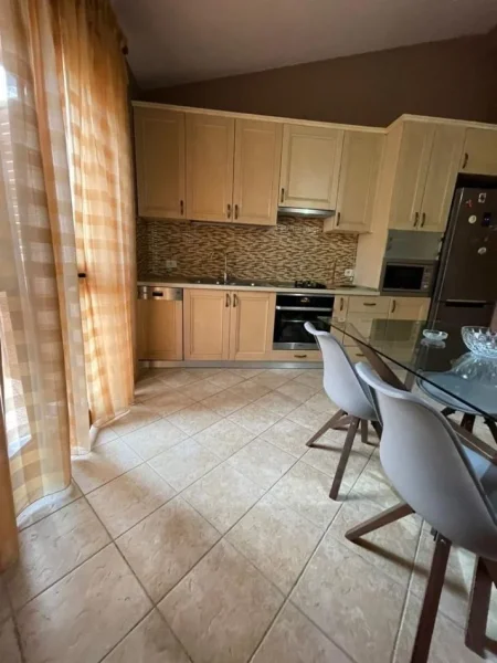 Tirane, Qera - Vile 2+1+2+Parking Kati 3, 130 m² 500 €